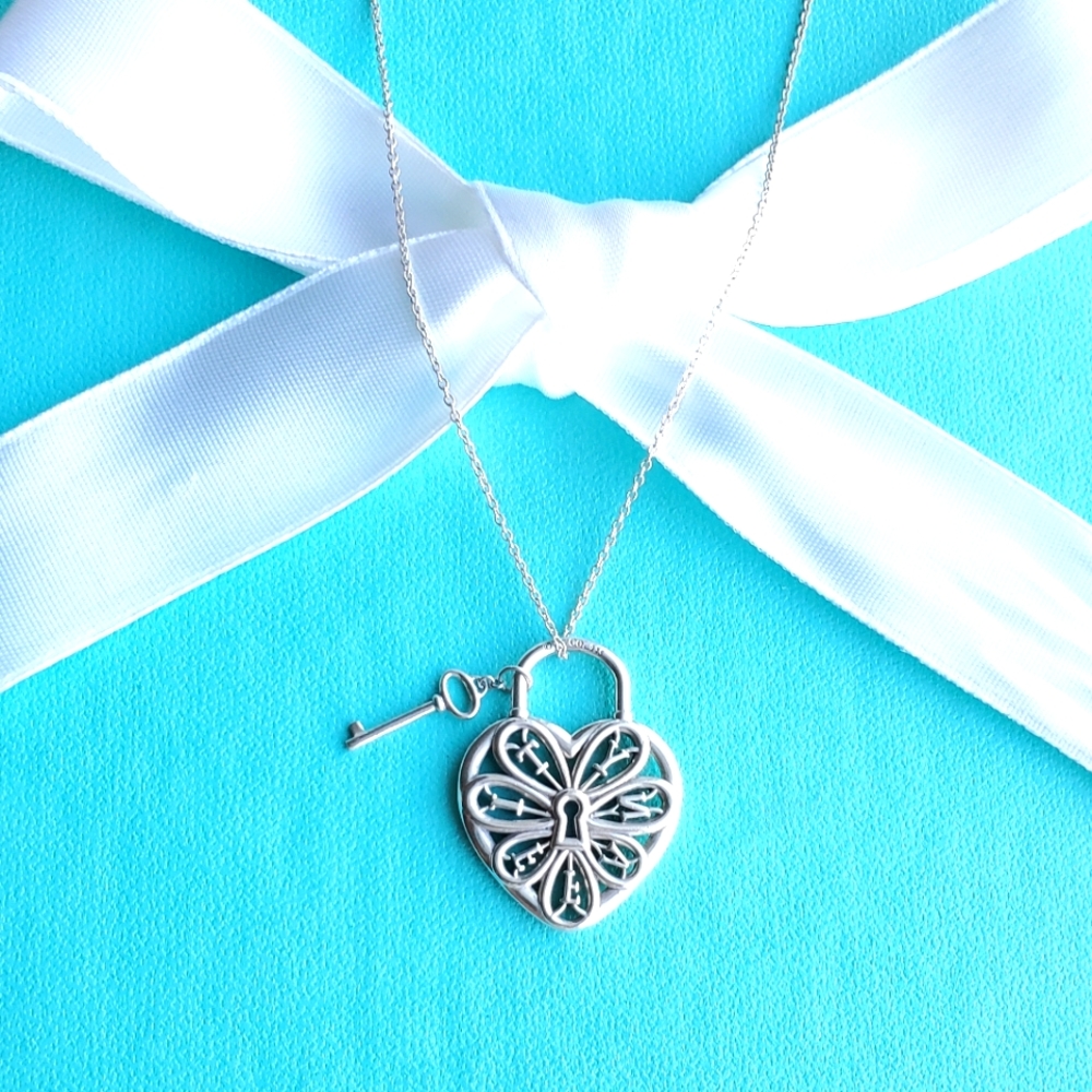 Filigree heart and key pendant necklace